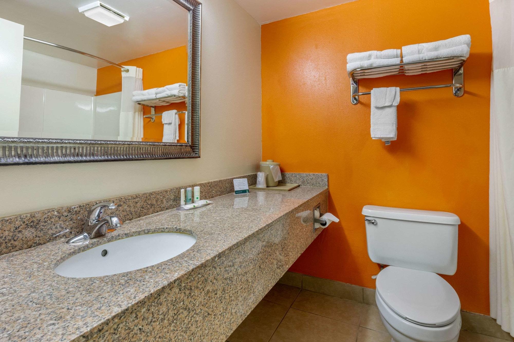Quality Inn Auburn Campus Area I-85 Exteriör bild